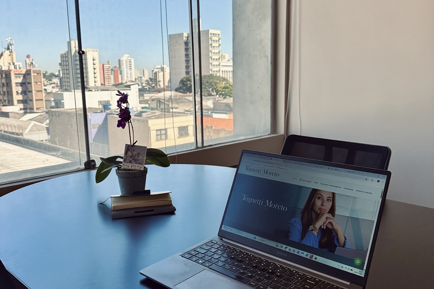 Notebook exibindo o site da Tognetti Moreto Advocacia na mesa de trabalho