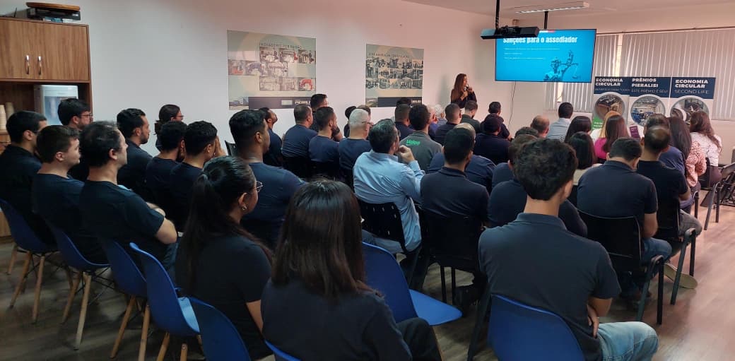 Palestra sobre prevenção ao assédio conduzida para equipe de empresa