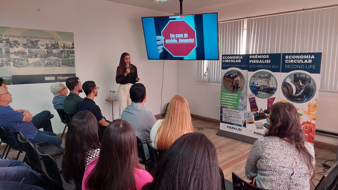 Beatriz Tognetti apresentando treinamento sobre canais de denúncia de assédio