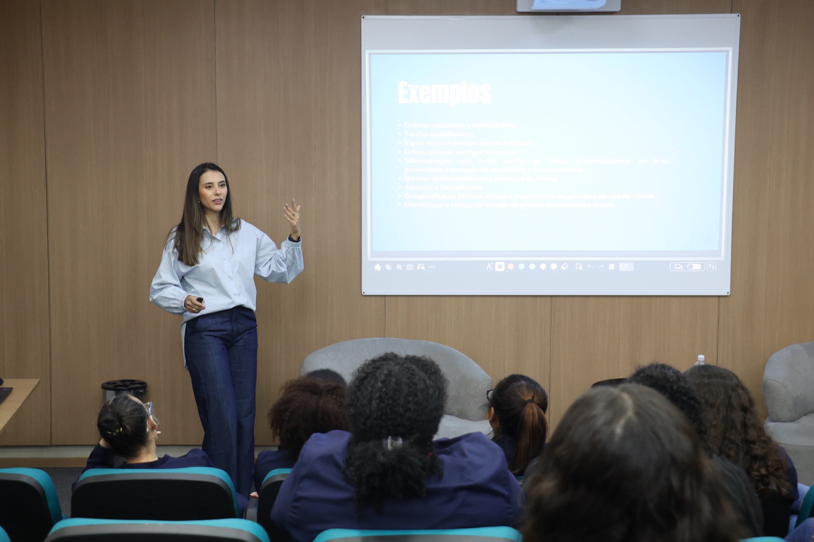 Beatriz Tognetti apresentando exemplos práticos em treinamento corporativo